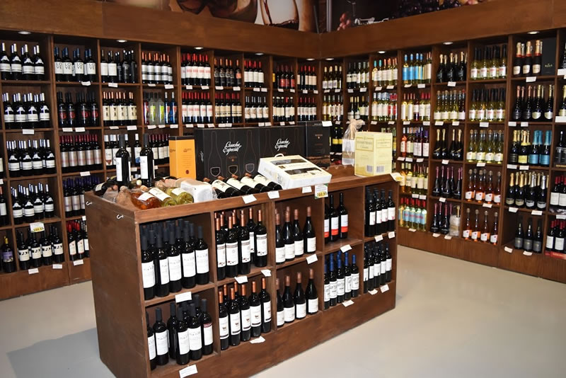 Area de vinos finos de nuestro Supermercado